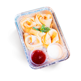 Млинці зі сметаною та джемом